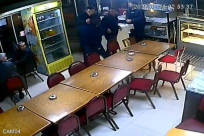 Kütahya’da çay evinde bıçaklı saldırı anı kamerada: 1 ağır yaralı