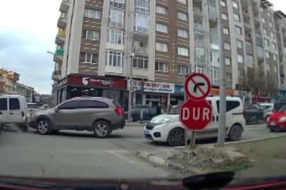 Kütahya’da iki aracın çarpışması kameralara yansıdı
