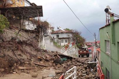 Kuvvetli yağışa dayanamadı, çöktü