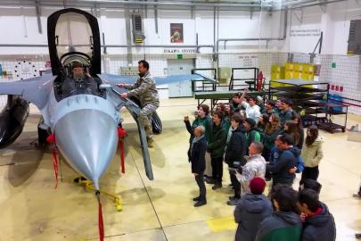 Lise öğrencileri F-16 kokpitinde: "Gelecekte KAAN’ları, Kızıl Elma’ları, Atak’ları biz uçuracağız"