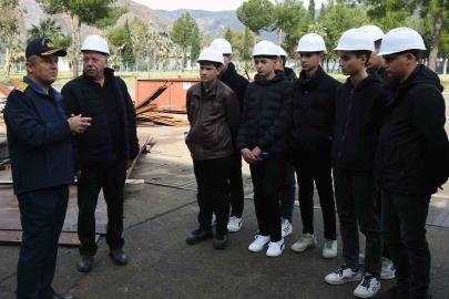 Lise öğrencilerine Aksaz Tersane Komutanlığında eğitim