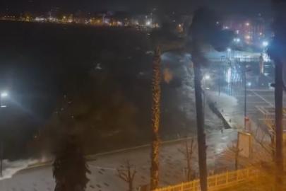 Lodos denizi taşırdı, dalgalar yükseldi
