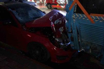 Lüks otomobil park halindeki otobüse çarptı