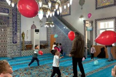 ’Maarifin Kalbinde Ramazan’ etkinliğinde minikler camiye götürüldü