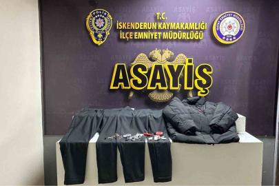 Mağazada ürünlerin alarmlarını tornavida ile sökerken yakalandı