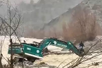 Mahsur kalan vatandaş iş makinesi ile kurtarıldı