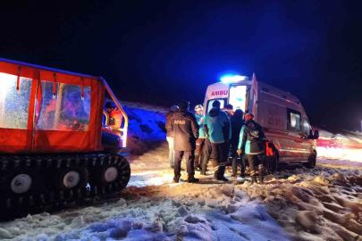 Mahsur kalarak donma tehlikesi geçiren 3 işçiyi ekipler kurtardı