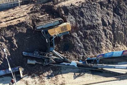 Maltepe’de istinat duvarı güçlendirme çalışmasında iş makinesi devrildi