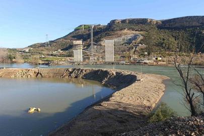 Manavgat Irmağı taştı, Antalya-Alanya otoban şantiyesi sular altında kaldı