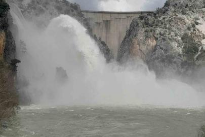 Manavgat’ta barajda taşkın riskine karşı su tahliyesi