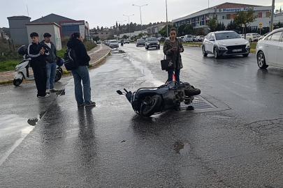 Manavgat’ta otomobille çarpışan motosikletli yaralandı