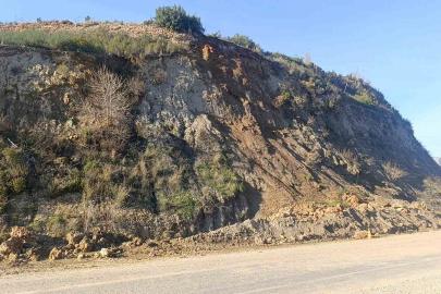 Manavgat’ta yol güvenliğini tehdit eden dev kaya parçalanıp kaldırıldı
