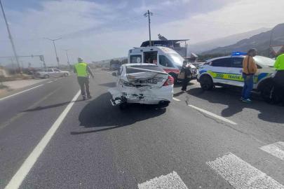 Manisa’da iki otomobil çarpıştı: 2’si çocuk 5 yaralı