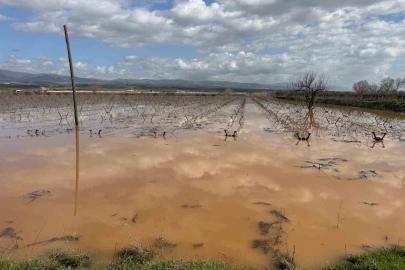 Manisa’da nehir taştı, mahsur kalan vatandaşlar traktörlerle kurtarıldı