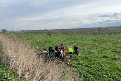 Manisa’da otomobil tarlaya uçtu: 2 yaralı