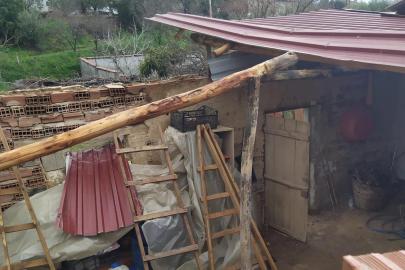 Manisa’da sağanak ve fırtına çatıları uçurdu