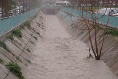 Manisa’da sağanak yağış etkili oluyor