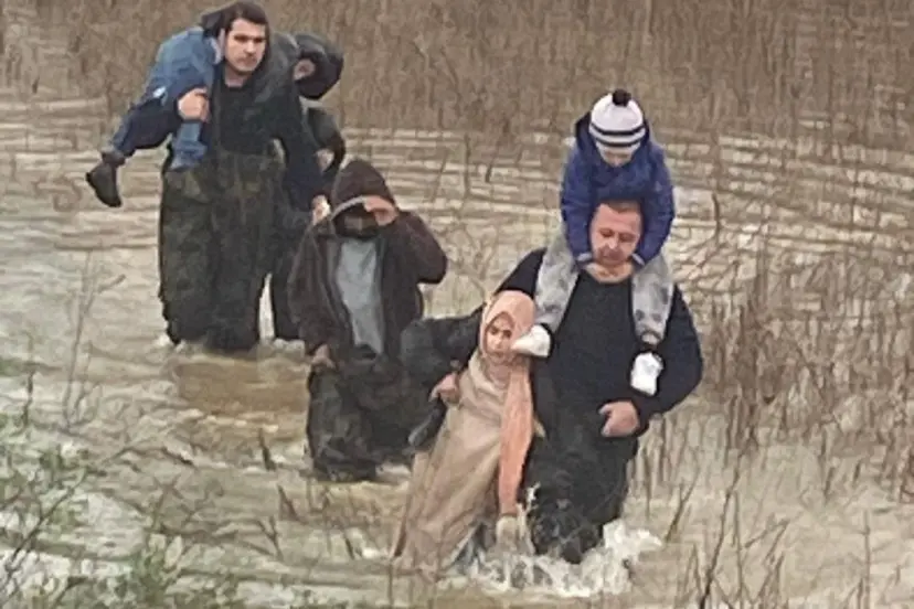 Manisa'da selde mahsur kalanları itfaiye kurtardı