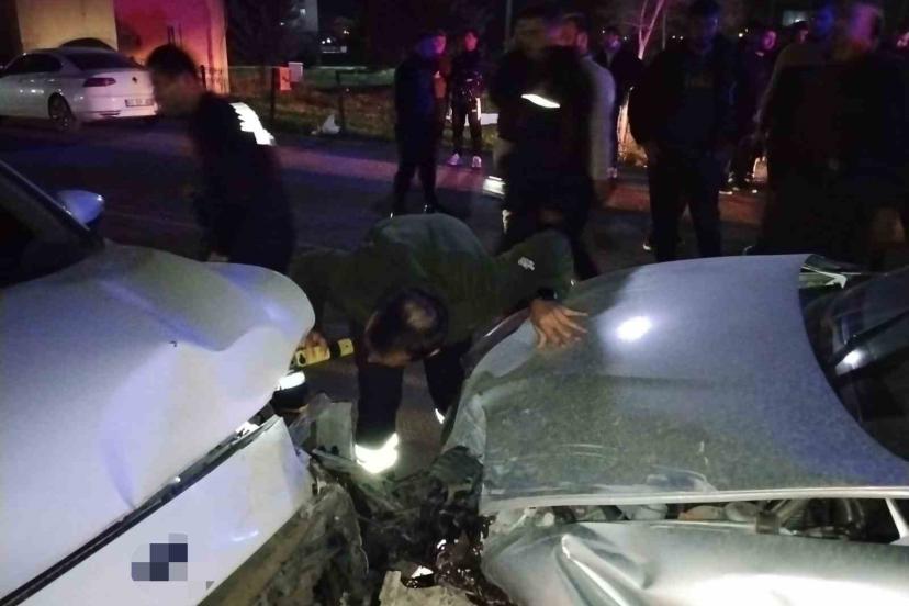 Mardin’de iki otomobil çarpıştı, 6 kişi yaralandı