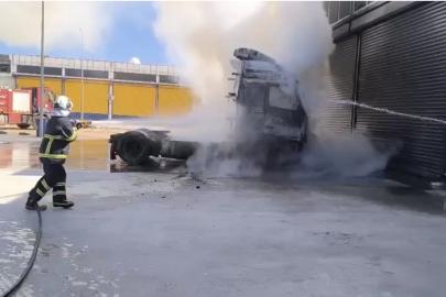 Mardin’de park halindeki tırın çekicisi yandı