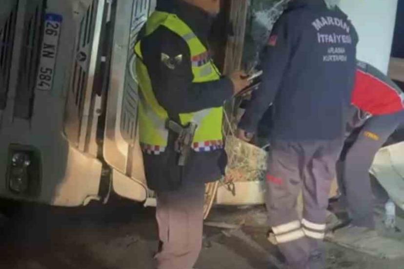 Mardin’de pet şişe yüklü tır devrildi: 1 yaralı