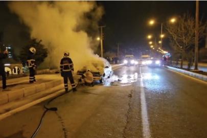 Mardin’de seyir halindeki otomobil alevlere teslim oldu