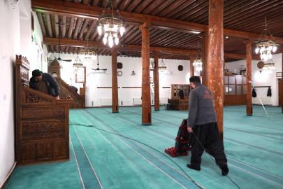 Melikgazi’de camiler Ramazan için temizleniyor