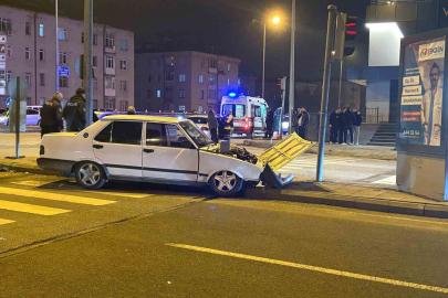 Melikgazi’de iki otomobil kavşakta çarpıştı