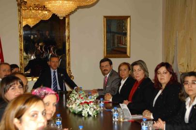 Memurluğu bıraktı, şimdi dünya markalarına gelinlik dikiyor