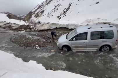 Menfez olmayan yolda sel: Araçlar mahsur kaldı