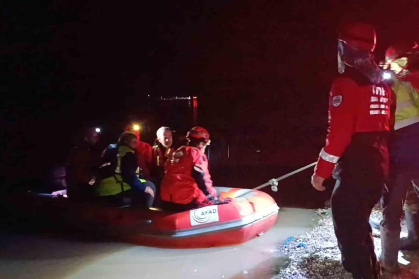 Meriç Nehri kıyısında mahsur kalan 2 işçi kurtarıldı