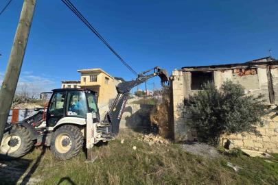Mersin’de çökme riski taşıyan metruk bina yıkıldı