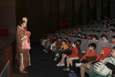 Mersin’de Şehir Tiyatrosu gençleri ‘Bilge Hekim Lokman’ ile buluşturdu