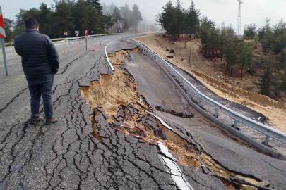 Mersin’de şiddetli yağışta yolda 2 metrelik çukur oluştu