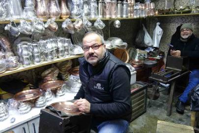 Meslektaş dayı yeğen 44 yıldır birlikte bakır işliyor