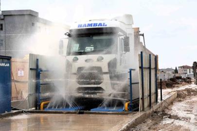 Metro şantiyesinden çıkan araçlar temizlendikten sonra trafiğe karışıyor