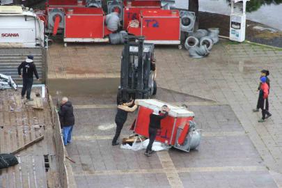 Meydanda korkutan iş kazası: Tırdan indirilen havalandırma ünitesi devrildi