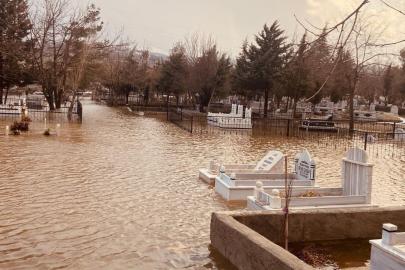 Mezarlık sular altında kaldı