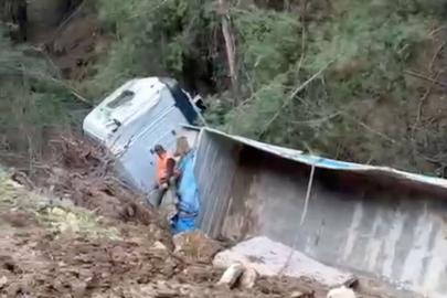 Milas’ta tır şarampole devrildi: 1 yaralı