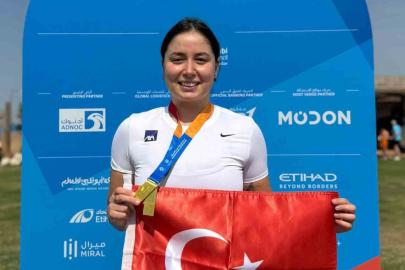 Milli yüzücü Bengisu Avcı’dan, Abu Dhabi’de dünya şampiyonluğu