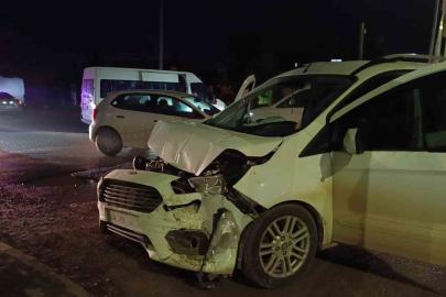 Minibüs ile hafif ticari araç çarpıştı: 1 yaralı