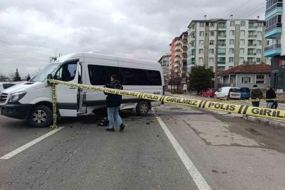 Minibüsün altına giren motosikletin sürücüsü ağır yaralandı