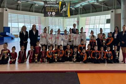 Minik cimnastikçilerden Özay Gönlüm’e vefa