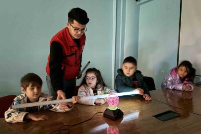 Minikler ’Tesla Bobini’ ile bilimin izini sürdü