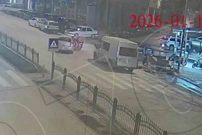 Motokuryenin otomobile çarparak savrulduğu kaza kamerada