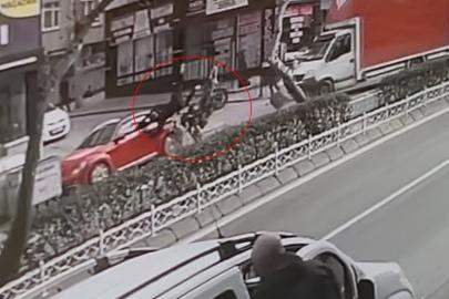 Motosiklet dönüş yapan kamyonete ve park halindeki otomobile çarpıp takla attı
