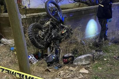 Motosiklet otomobille kafa kafaya çarpıştı: 1 ölü, 2 yaralı