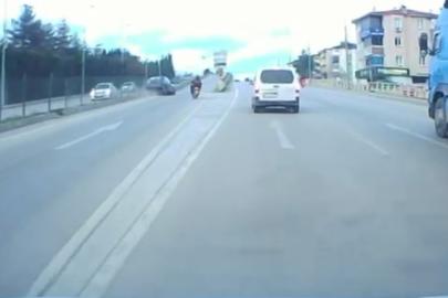 Motosiklete çarpmamak için direksiyonu kırdı, otomobil refüje çarptı