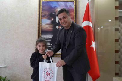 Müdür Öztürk’ten minik satranççı Deniz Erol’a övgü