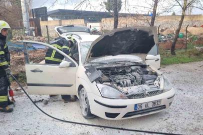 Muğla’da park halindeki otomobil alev aldı